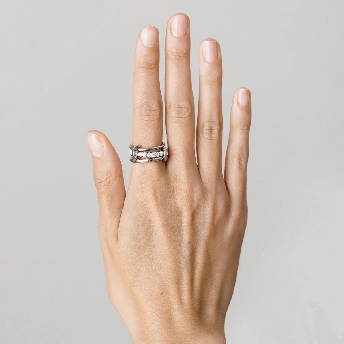 Anelli alla moda in oro e argento, placcati in oro 18k, set da 4 pezzi impilabili con zirconi scintillanti, ideali come gioielli da festa per donna