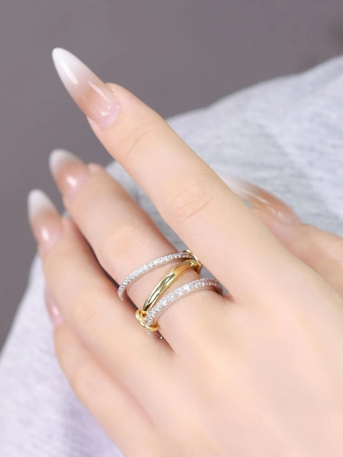 Anelli alla moda in oro e argento, placcati in oro 18k, set da 4 pezzi impilabili con zirconi scintillanti, ideali come gioielli da festa per donna