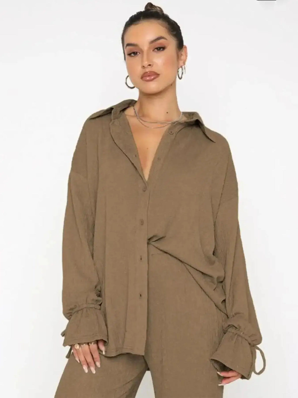 COMPLETO DONNA DUE PEZZI TINTA UNITA PRIMAVERA ESTATE 2026, CAMICIA CON MANICHE A VOLANT ABBINATA A PANTALONI CON SPACCO, OUTFIT COMODO PER IL TEMPO LIBERO