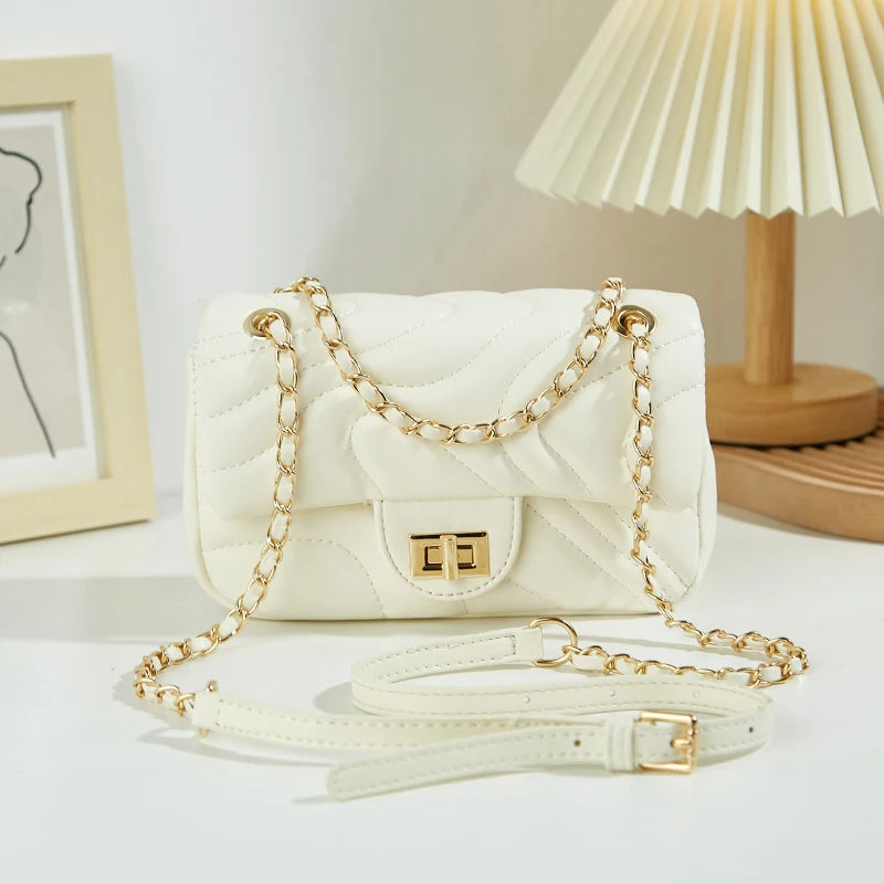 Nouveau sac pour femme 2025 au design carré tendance et haut de gamme, sac à bandoulière à chaîne élégant, sac porté croisé simple et décontracté pour