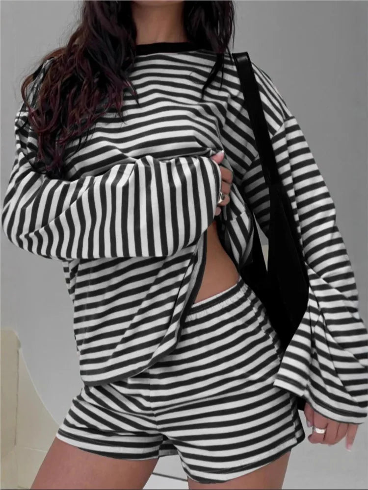 Ensemble deux pièces rayé pour femme, t-shirt ample à manches longues et col rond avec short à taille élastique, tenue décontractée pour la maison ou le quotidien