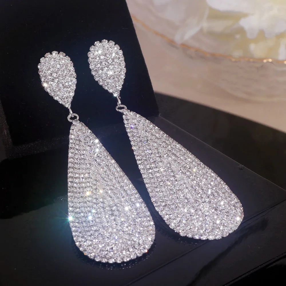 Boucles d'oreilles pendantes classiques et élégantes en forme de goutte d'eau avec strass blancs pour femme, bijoux de couleur argent pour mariage et fête