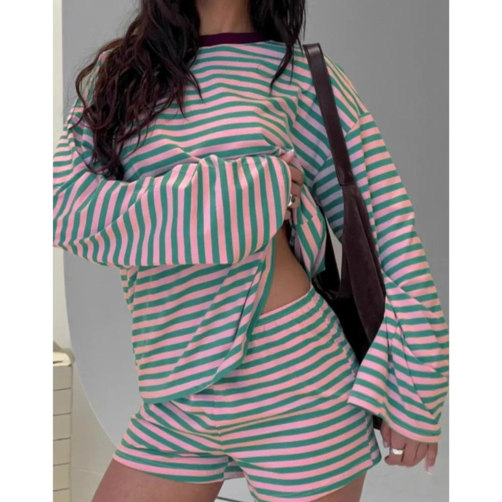 Ensemble deux pièces rayé pour femme, t-shirt ample à manches longues et col rond avec short à taille élastique, tenue décontractée pour la maison ou le quotidien