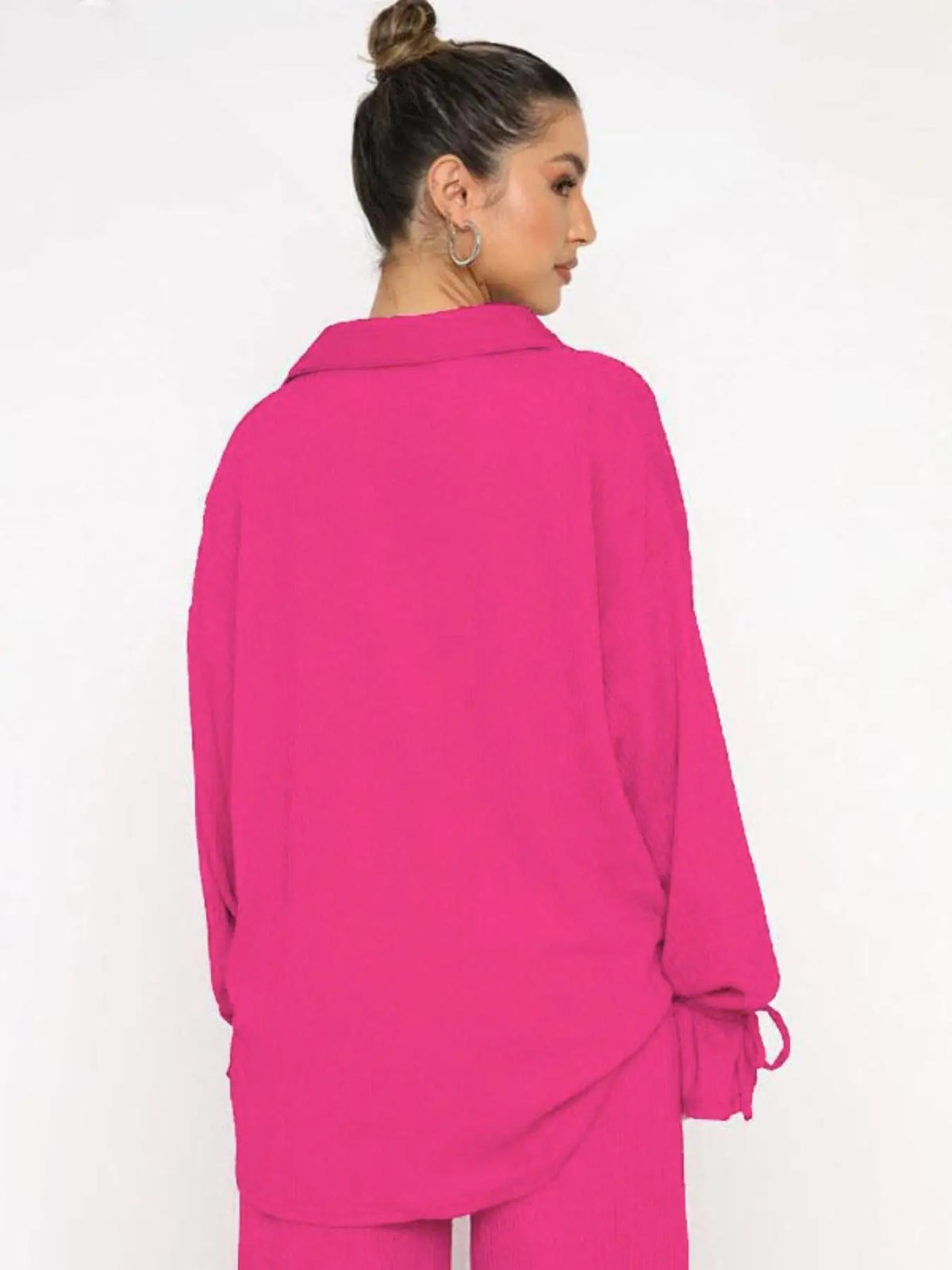 COMPLETO DONNA DUE PEZZI TINTA UNITA PRIMAVERA ESTATE 2026, CAMICIA CON MANICHE A VOLANT ABBINATA A PANTALONI CON SPACCO, OUTFIT COMODO PER IL TEMPO LIBERO