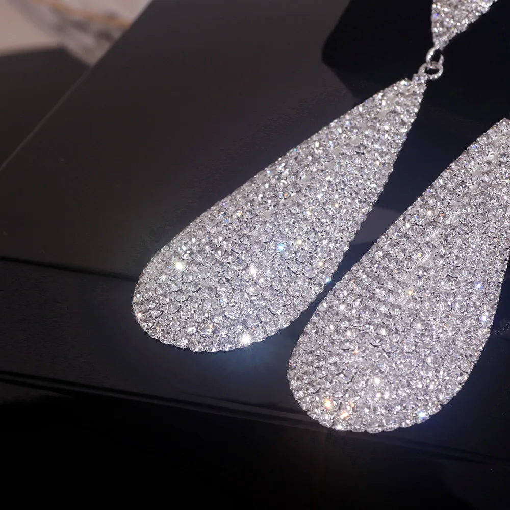 Boucles d'oreilles pendantes classiques et élégantes en forme de goutte d'eau avec strass blancs pour femme, bijoux de couleur argent pour mariage et fête