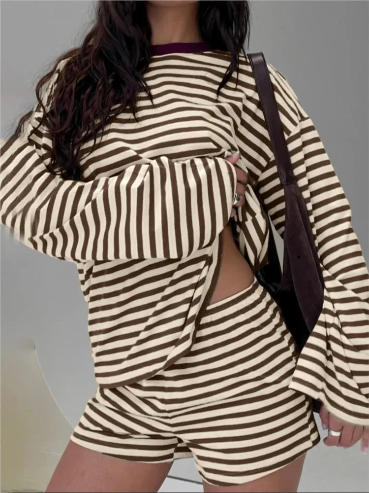 Ensemble deux pièces rayé pour femme, t-shirt ample à manches longues et col rond avec short à taille élastique, tenue décontractée pour la maison ou le quotidien