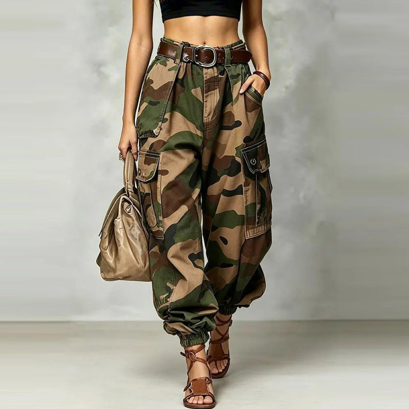 Pantaloni cargo mimetici con tasche multiple