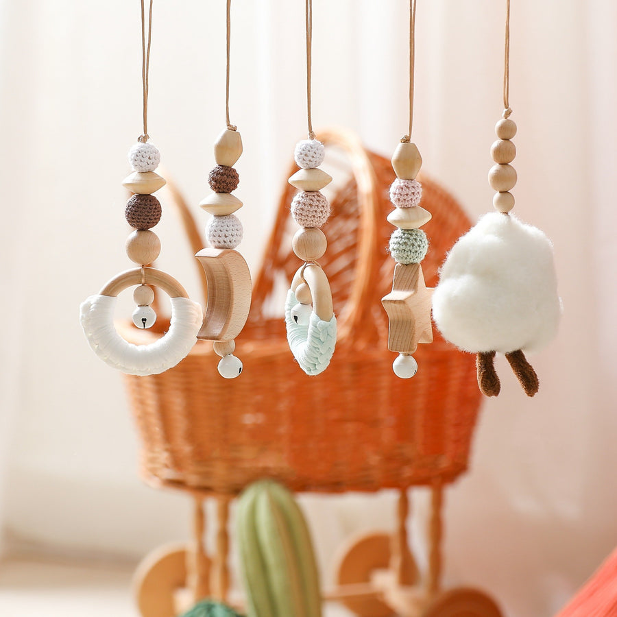 Spielbogen aus Holz mit hängendem Spielzeug für Babys