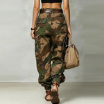 Pantaloni cargo mimetici con tasche multiple