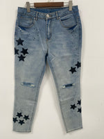 Jeans strappati da uomo con toppa a stella ricamata