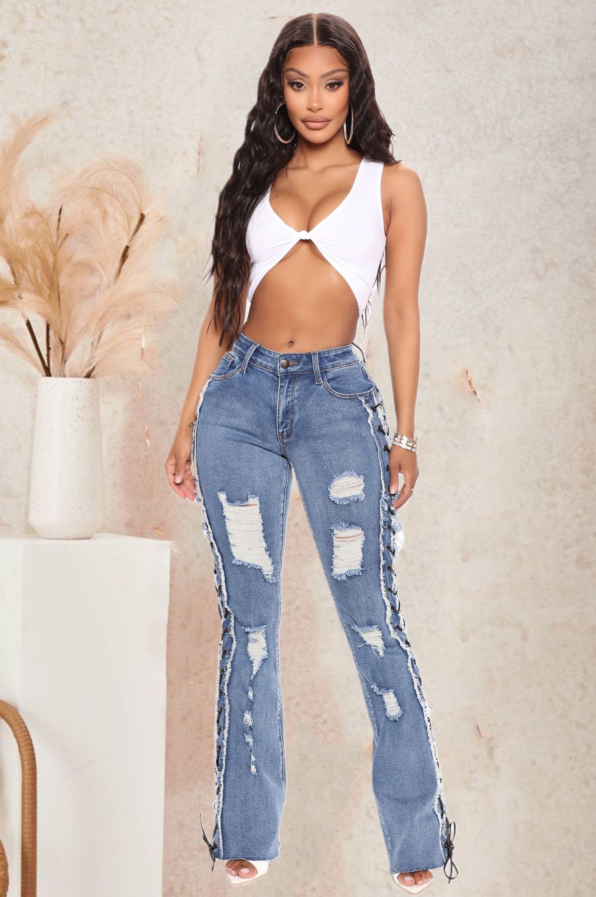 Gescheurde jeans met vetersluiting aan de zijkant
