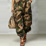 Pantaloni cargo mimetici con tasche multiple