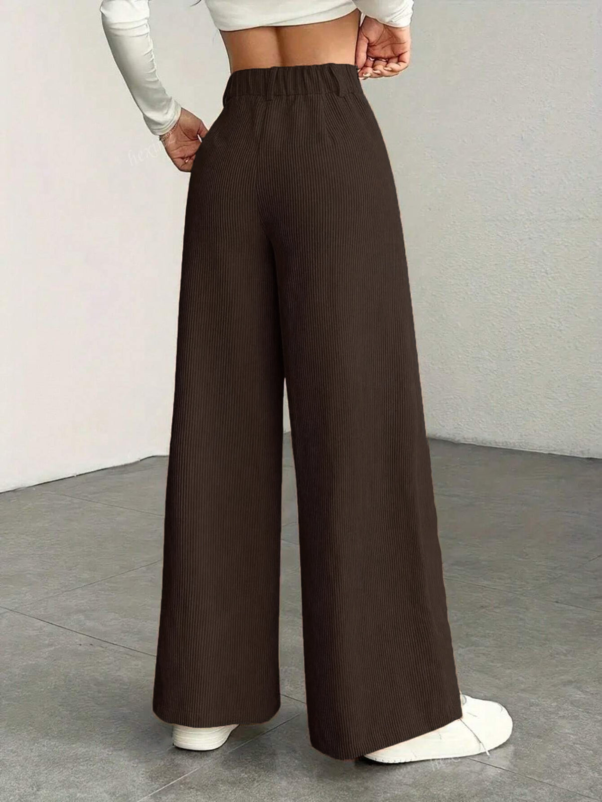 Hoch taillierte Hose mit weitem Bein für die Arbeit