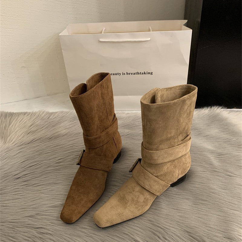 Botas de cano médio e ponta bicuda ao estilo francês com salto baixo largo