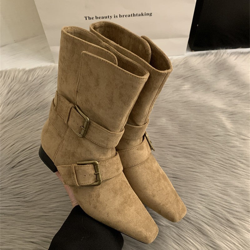 Botas de cano médio e ponta bicuda ao estilo francês com salto baixo largo