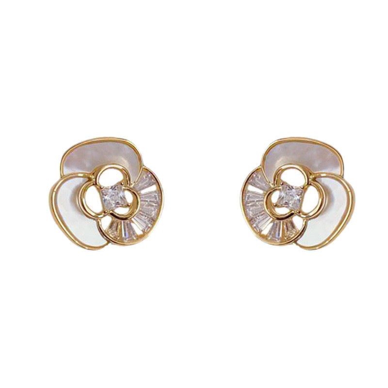 Ohrringe im Chanel-Stil mit durchbrochener Perlmutt-Kamelie und Zirkonia, elegante Retro-Luxus-N